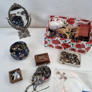 L 480 - Lote Variado - Importante lote variado con espejo antiguo estilo Art Nouveau y surtido de bijouterie, incluyendo collares, pulseras y anillos - imagen 3