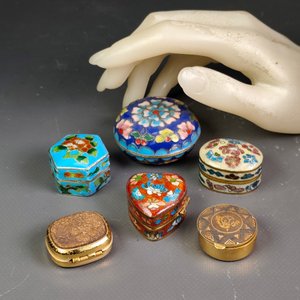 Seis Pastilleros Decorados con Esmalte y Detalles Metálicos - imagen 3