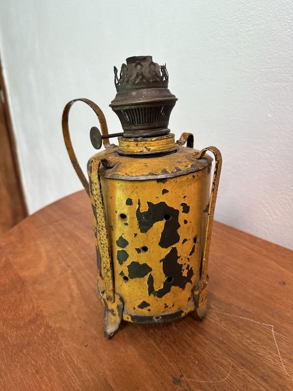 Farol de Queroseño - Vaso de Metal Amarillo con Manija y Espuela - imagen 2