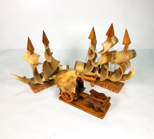 Lote de 3 piezas decorativas: 2 barcos y 1 carreta en cuerno y madera - imagen 1