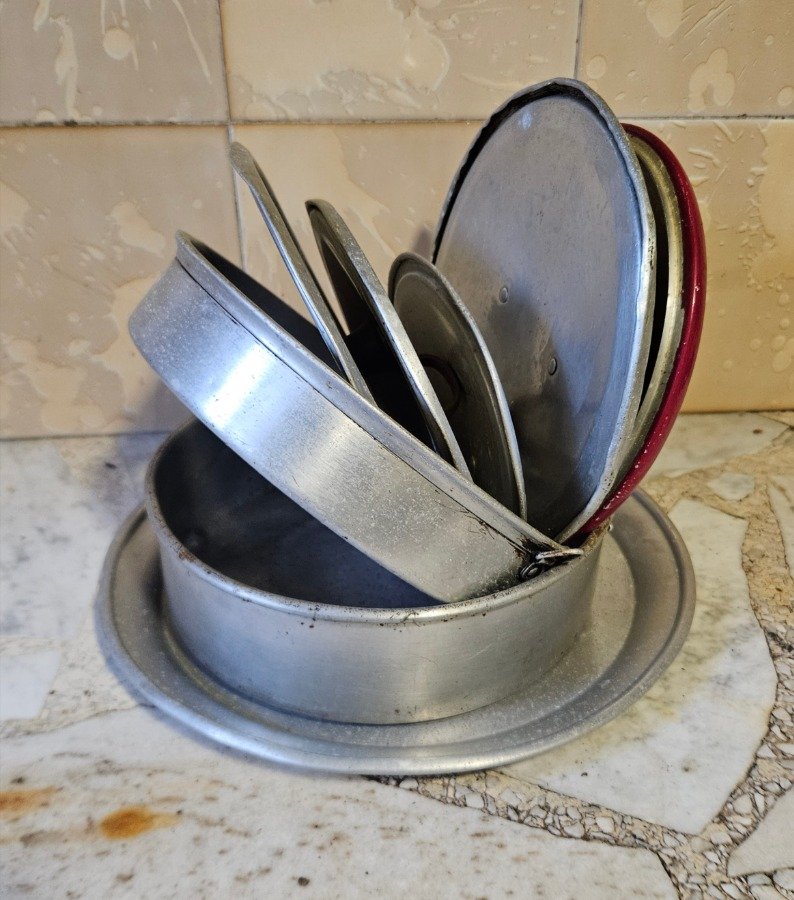Varios Utensilios de Cocina de Aluminio: Tapas y Fuentes