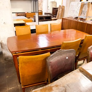 Lote siguiente: Mesa de Comedor Rectangular con Sillas Estilo Clásico
