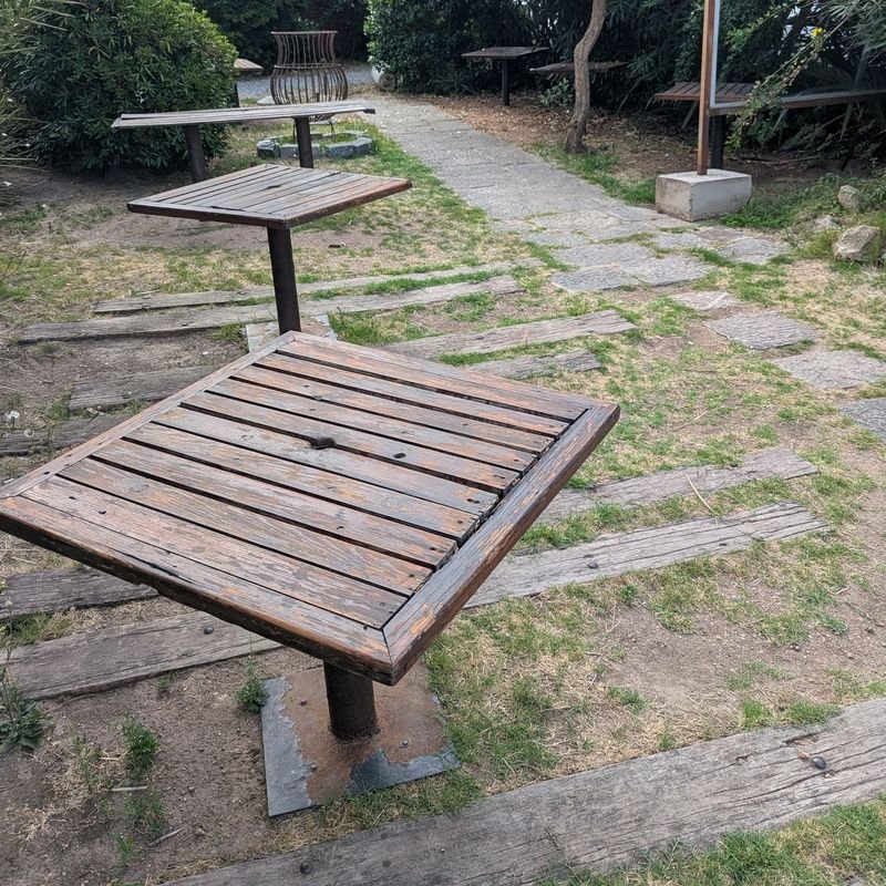 Lote anterior: Mesa y banco de madera para exterior