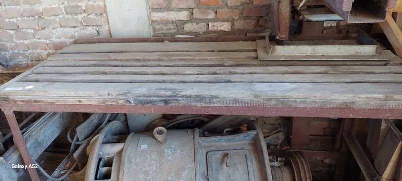 Lote siguiente: Mesa de trabajo con motor eléctrico en mal estado