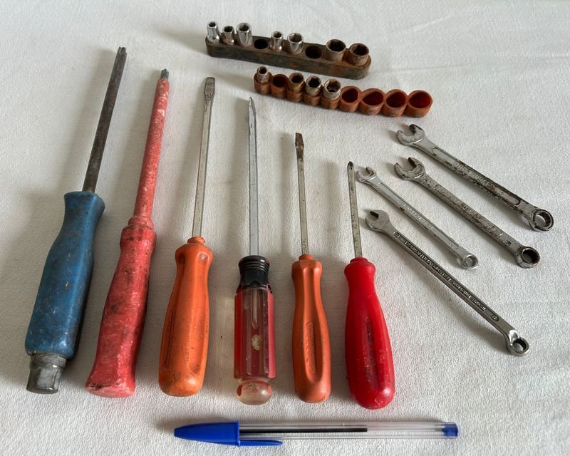 Lote de Llaves, Destornilladores y Tubos de Vaso
