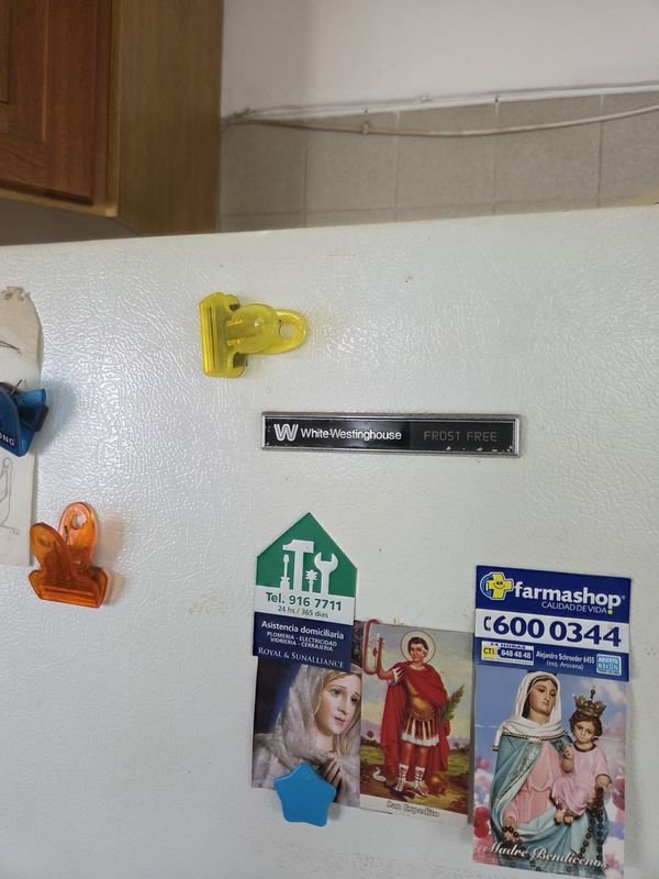 Heladera con freezer Westinhouse en funcionamiento - imagen 2
