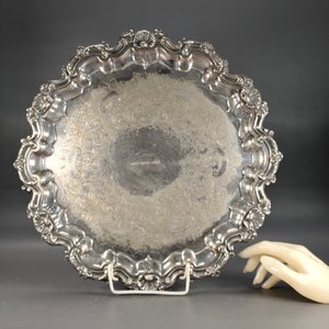 Bandeja Antigua de Plata con Grabados y Borde Decorado - imagen 1