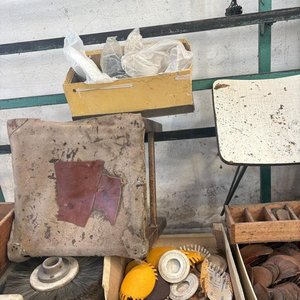 Lote de Cajones de Madera con Accesorios de Zapatería y Herramientas - imagen 4