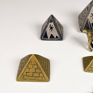 Conjunto de 8 Pirámides Decorativas y Herradura con Ojo Egipcio - imagen 4