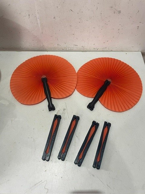 Lote siguiente: Abanicos de plástico con mango de madera