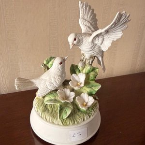 Figura Decorativa Musical de Pájaros Blancos con Flores - imagen 3
