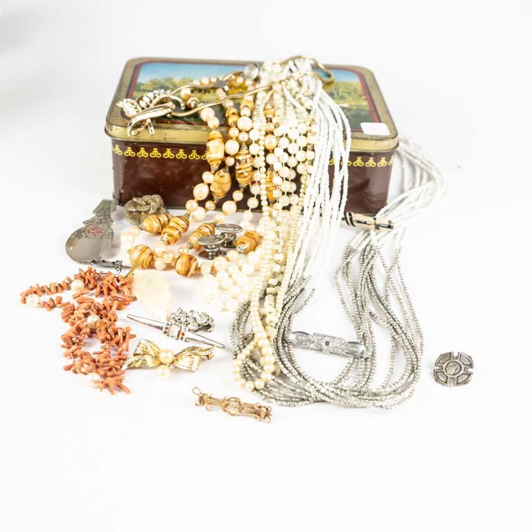 Lote anterior: Collar de coral con perlas fantasía y accesorios
