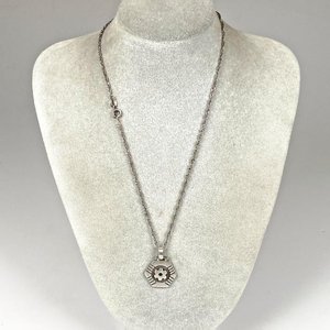 Lote anterior: Cadena de Plata con Colgante Hexagonal y Flor