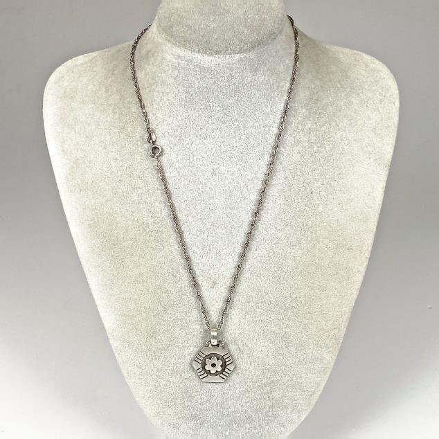 Cadena de Plata con Colgante Hexagonal y Flor