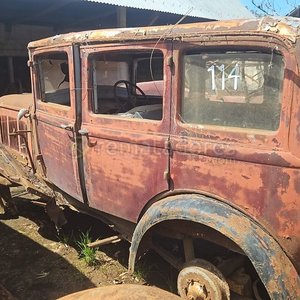 Lote anterior: Automóvil Antiguo Clásico Ruedas y Puertas Desgastadas