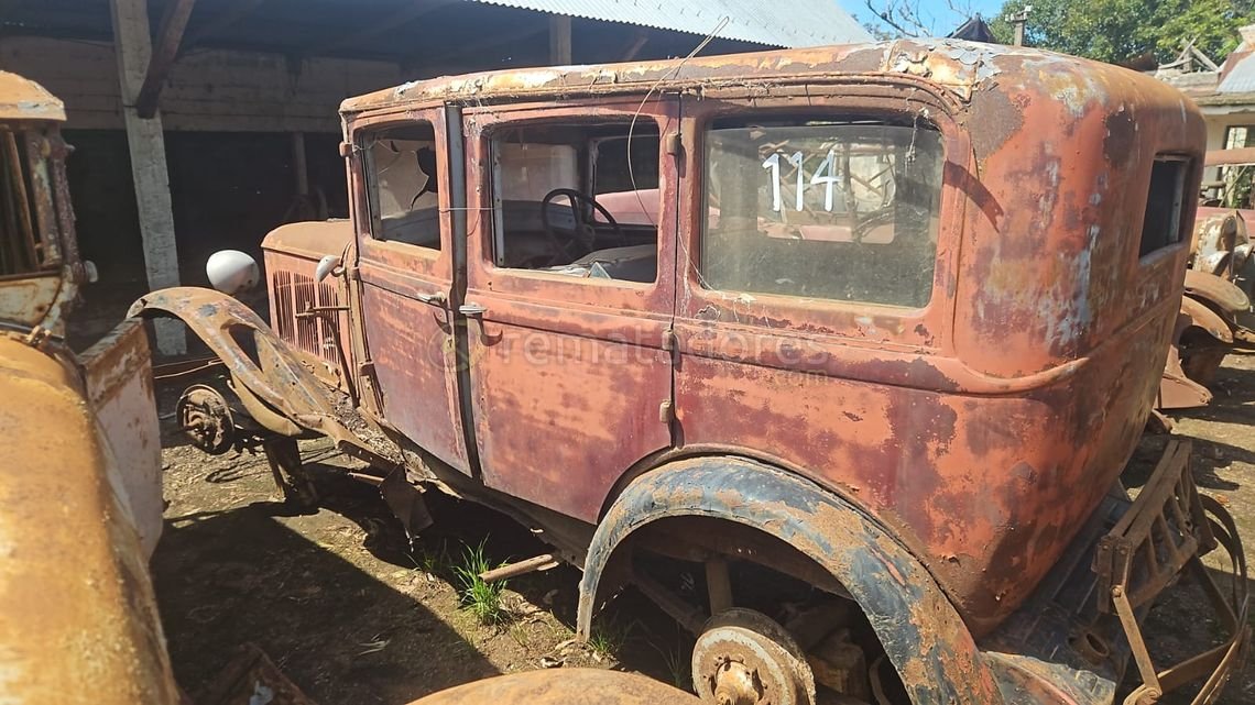 Automóvil Antiguo Clásico Ruedas y Puertas Desgastadas