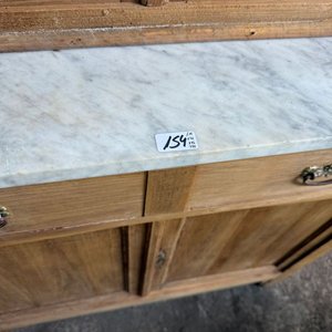 Lote anterior: Aparador Antiguo de Pino Blanco con Tapa de Mármol y Vidrios Grabados