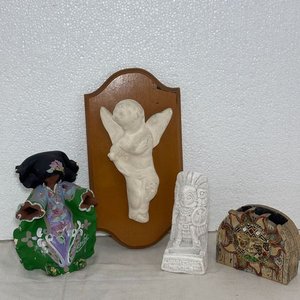 Lote siguiente: Placas Decorativas de Pared con Figuras Artesanales y Posavasos