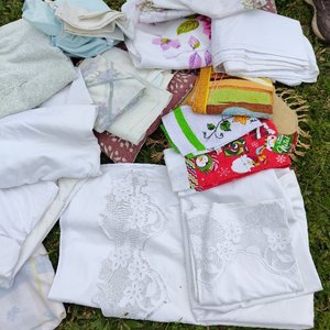Lote de Textiles para el Hogar: Almohadones, Manteles, Sábanas y Toallas Bordadas - imagen 3