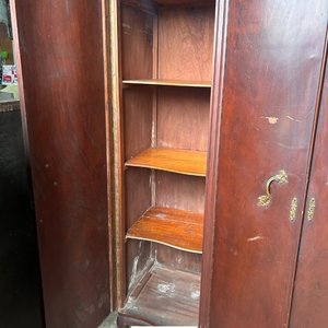 Ropero Antiguo de Madera Oscura con 4 Puertas y Tiradores Dorados - imagen 4