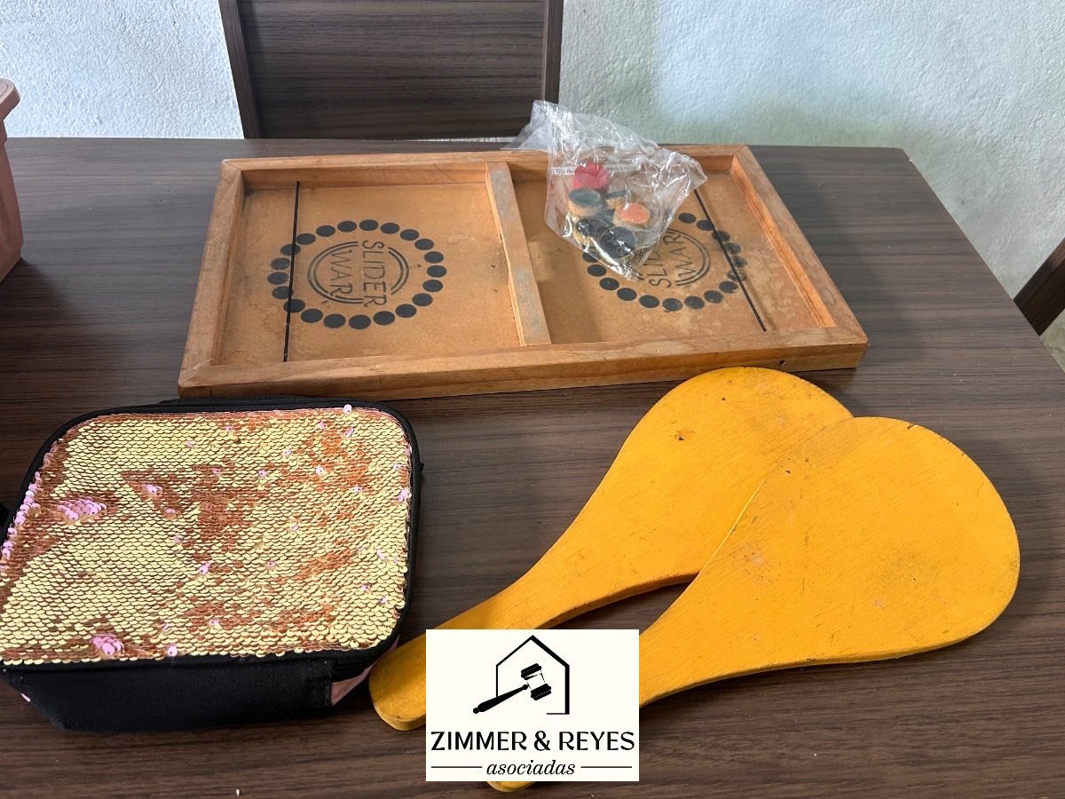 Tejo de mesa con paletas y neceser