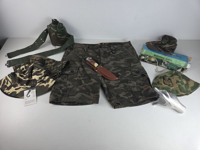 Lote anterior: Colección de artículos militaria para la caza y el campo