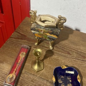 Lote siguiente: Adornos Decorativos Varios: Candelabro, Cenicero y Más