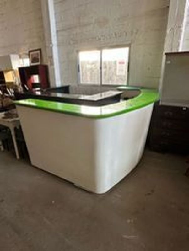 Mueble de cocina en U con encimera blanca y verde - imagen 2