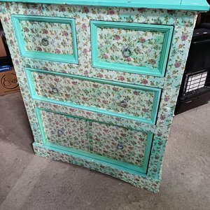 Cómoda de madera restaurada con estampado floral - imagen 1