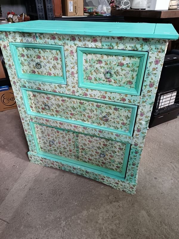 Cómoda de madera restaurada con estampado floral