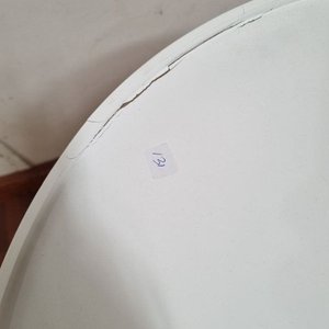 Mesa Auxiliar Redonda Blanca con Base de Madera Clara - imagen 4