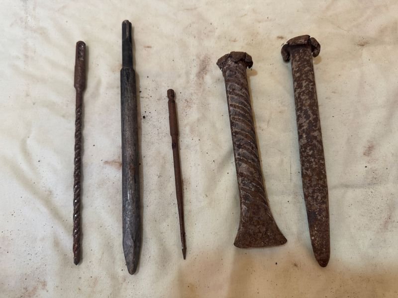 Colección de herramientas de metal en mal estado