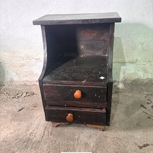 Mesa de Luz Antigua de Madera Oscura con Dos Cajones - imagen 2
