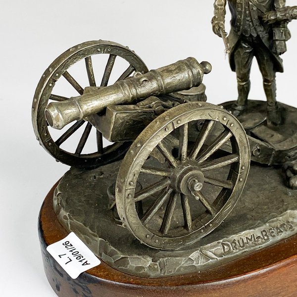 Bronce firmado con escultura de dos hombres y un tambor - imagen 3