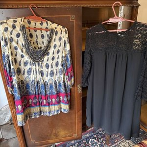 Lote de Vestido Negro con Encaje y Blusa Estampada Crema - imagen 2