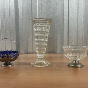 Lote siguiente: Lote de 3 piezas: Cuenco de metal y vidrio azul, florero de vidrio tallado y copeta de postre