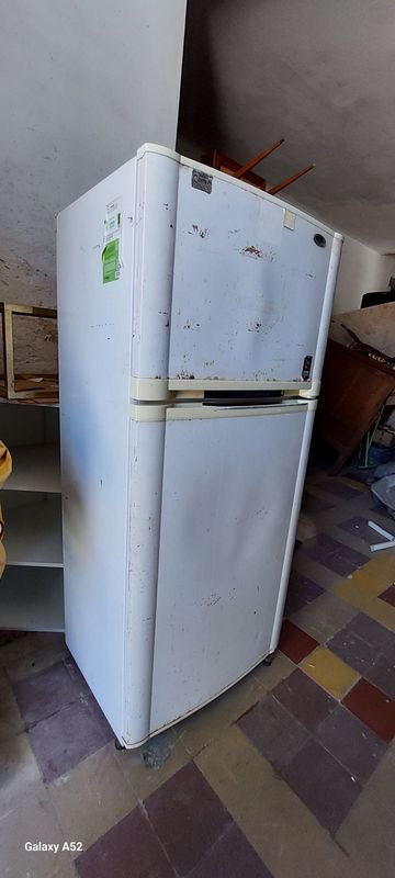 Lote anterior: Refrigerador blanco con congelador