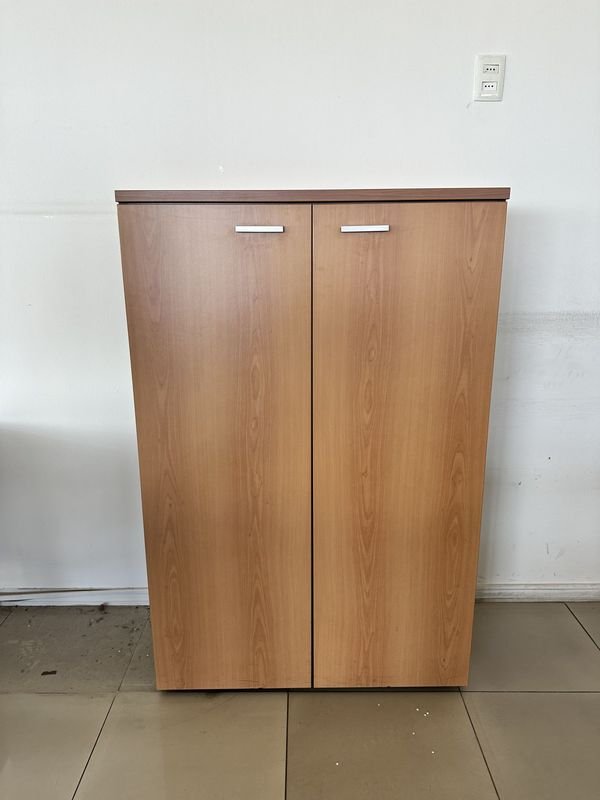 Lote anterior: Armario biblioteca de madera con diseño de dos puertas