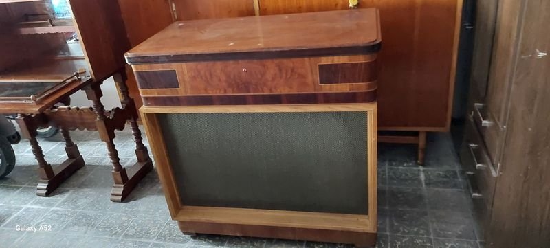 Radio Clásica con Mueble de Radio en Excelente Estado - imagen 9