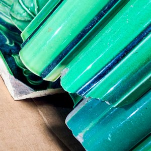 Lote de 20 piezas de mayólica verde: azulejos y guardas - imagen 4