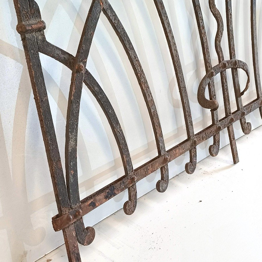 Puerta antigua de hierro con diseño curvo - imagen 5