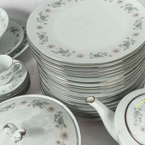 77 Piezas de porcelana japonesa Noritake decorado flores, borde plateado. Salsera con avería, tazas con cascaduras Medidas: 9x6 cm - imagen 2