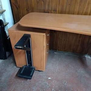 Escritorio moderno con cajonera giratoria y base para PC - imagen 3