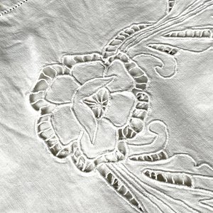 Sábana de Hilo Calada con Diseño Floral - imagen 2