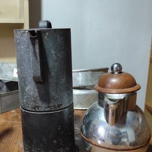 Lote de 2 Cafeteras Antiguas de Metal y Aluminio - imagen 2