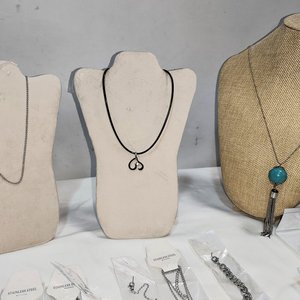 Lote de 50 Piezas de Joyería Nueva en Acero Quirúrgico: Collares, Pulseras y Anillos - imagen 5