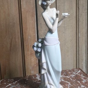 Figura de Porcelana Lladro Dama con Taza de Té, Altura 38 cm - imagen 2