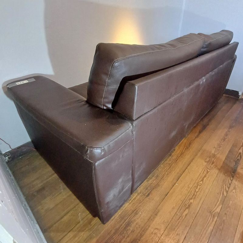 Sillón de 3 cuerpos en cuerina. Medidas: 2,08m x 86cm x 87cm de alto. - imagen 6