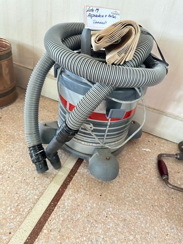 Aspiradora de tanque - Limpieza eficiente y fácil - imagen 1