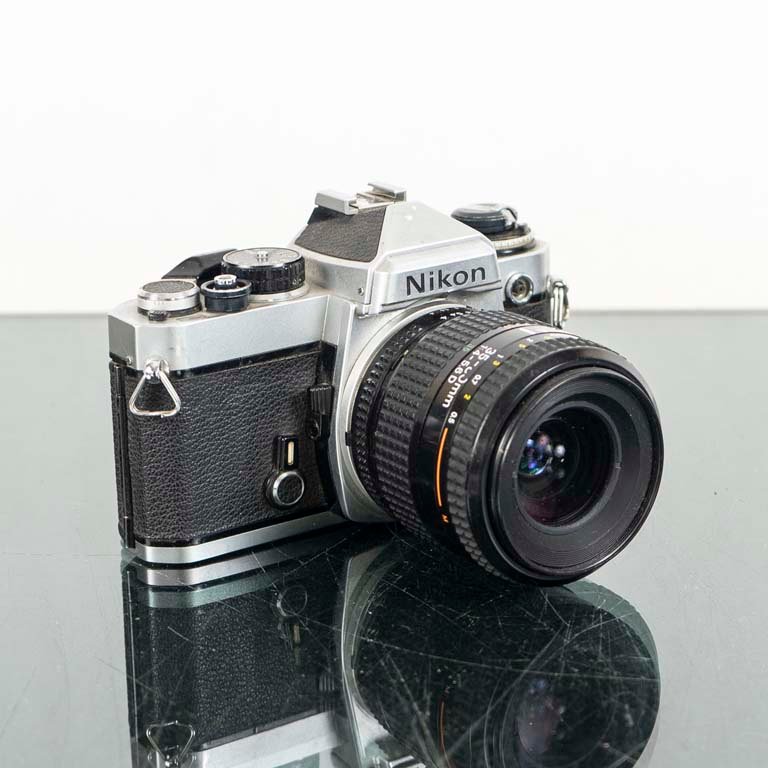Lote siguiente: Cámara de 35mm Nikon con lente para la venta